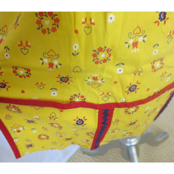 VINTAGE 1950/1960 Half Apron Handmade Hearts Flowers Ric Rac Pockets Yellow/Red - Picture 4 of 9